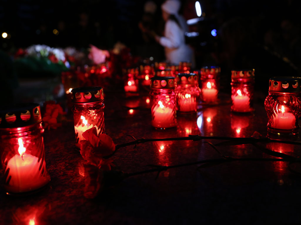 Свечи зажгли возле "Вечного огня", Фото с места события собственное