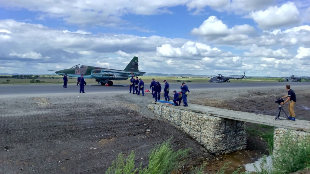 Боевой самолет приземлился на трассу М60, Фото с места события собственное