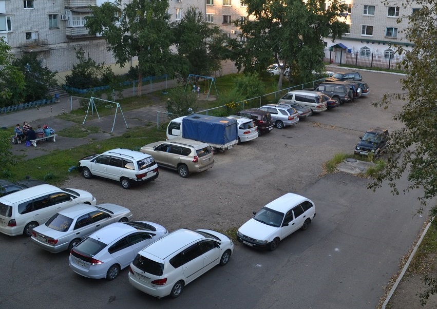 Автомобили угрожают безопасности детей в одном из дворов Биробиджана, Фото с места события из других источников