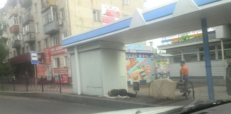 Прохожие с удивлением взирают на "место жительства" бездомных, Фото с места события из других источников