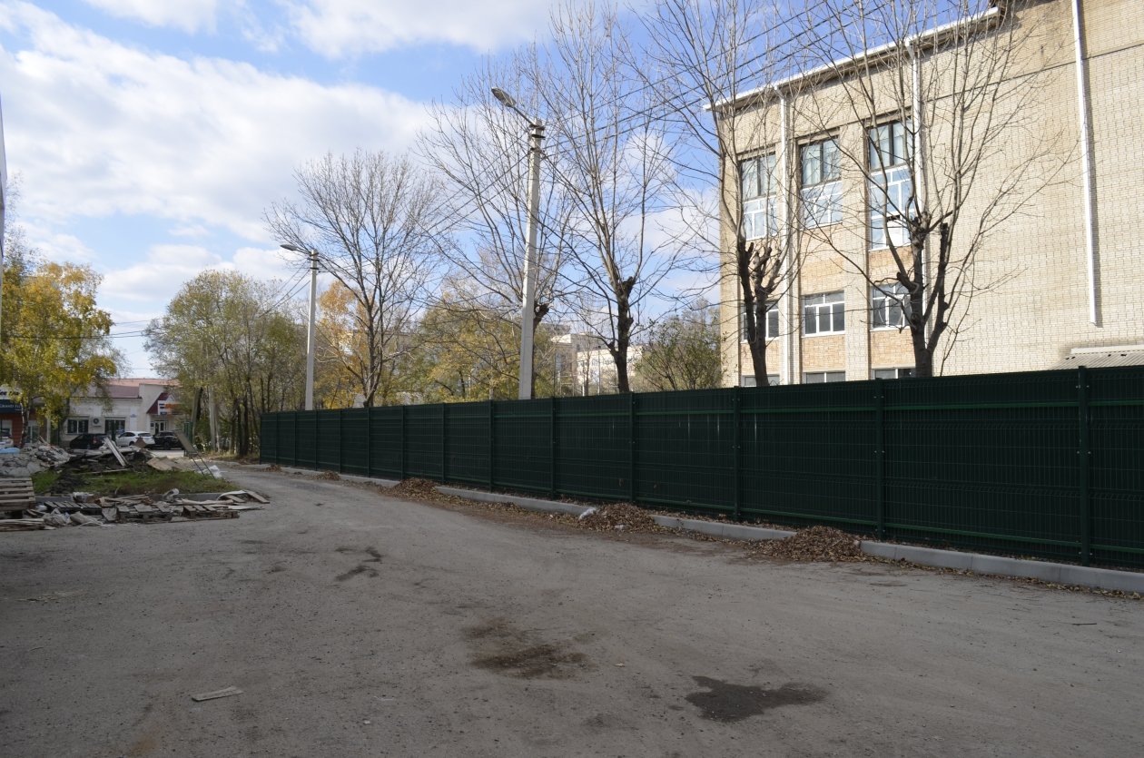 Травмоопасный забор Евгения Микушина, ИА UssurMedia