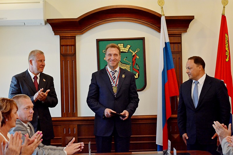 Так первый вице-премьер РФ стал почетным жителем Владивостока Предоставлено РИА PrimaMedia аппаратом Игоря Шувалова