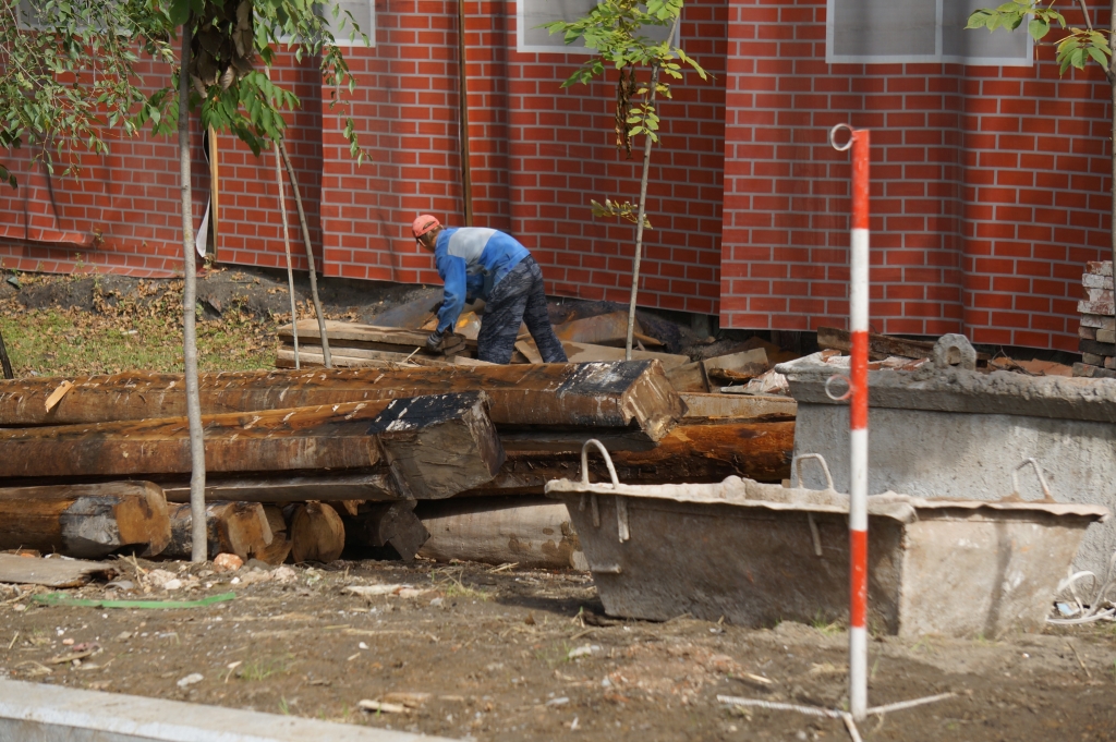 Разбор старого барака, Фото с места события собственное