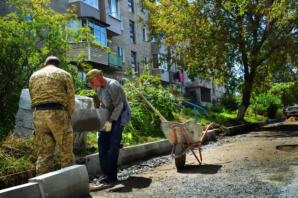 Установка бордюров, Фото с места события собственное