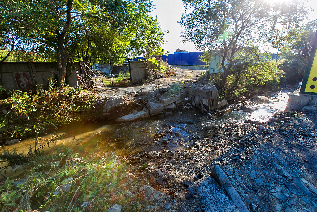 Мост мог вызвать наводнение, Фото с места события собственное