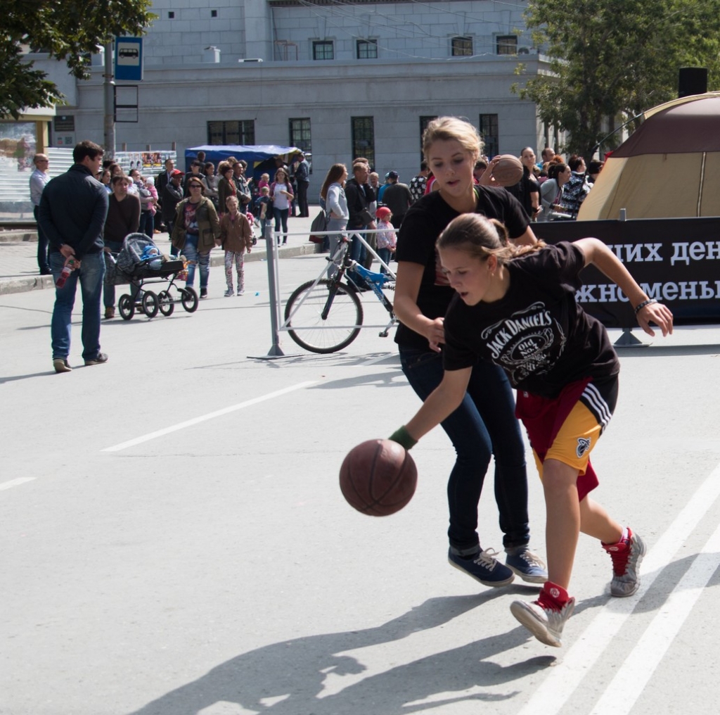Спортивная площадка в день города, Фото с места события собственное
