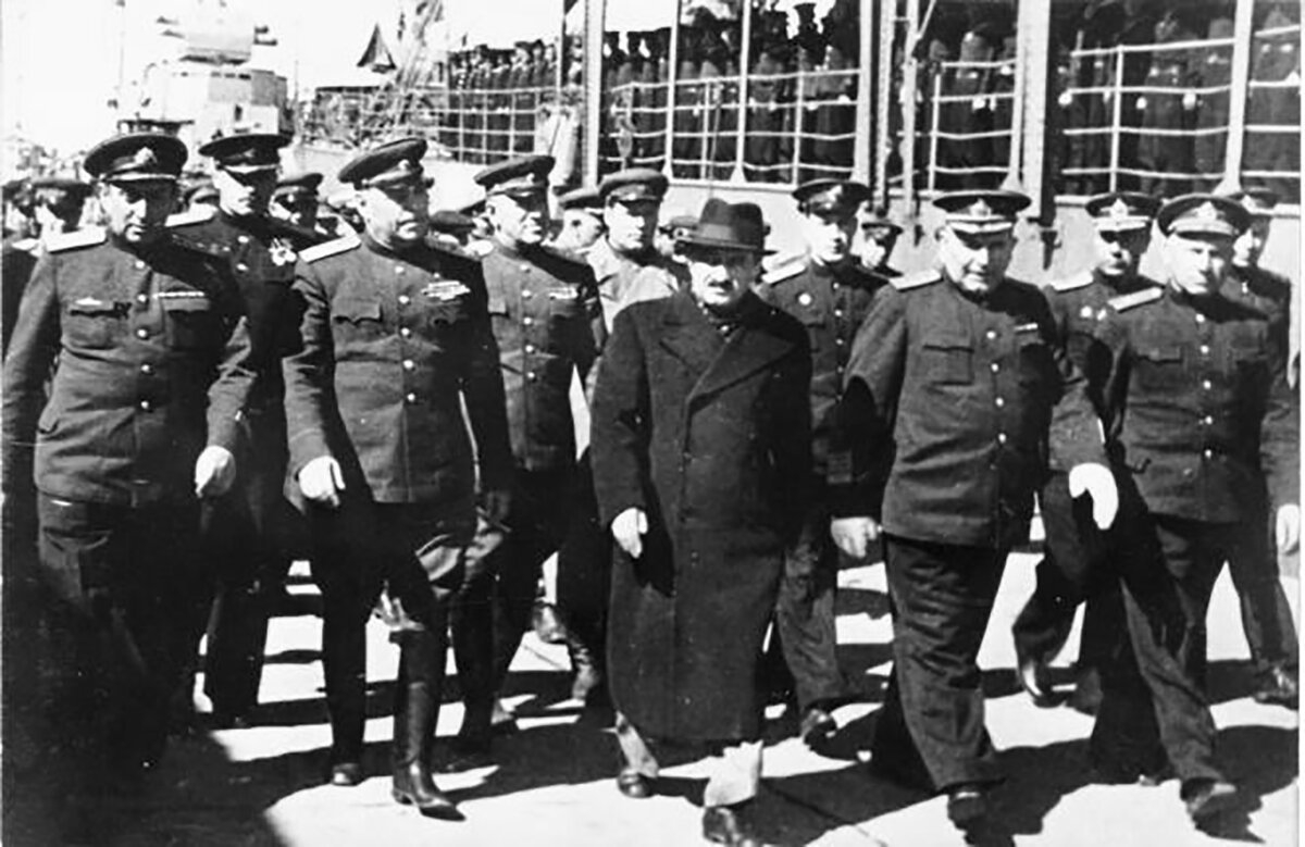 Зампредседателя Совета министров СССР, министр внешней торговли СССР Анастас Микоян на только что отвоёванном у Японии южном Сахалине. 1945 Взято из открытых источников
