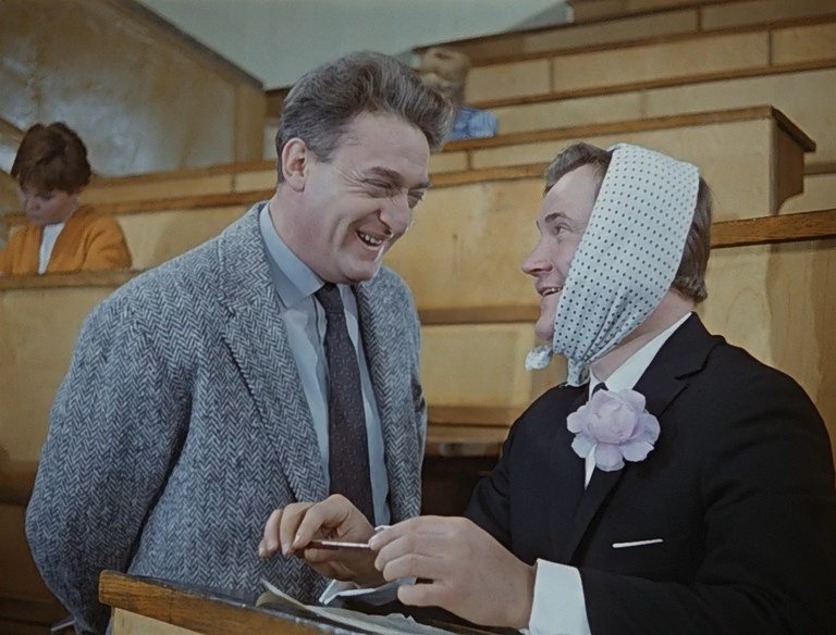 Профессор и студент кадр из фильма &quotОперация &quotЫ&quot и другие приключения Шурика&quot (12+), 1965 год