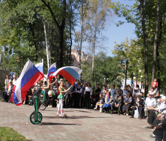 Ветеранов войны и труда чествовали в день рождения Сквера первостроителей Биробиджана , Фото с места события из других источников