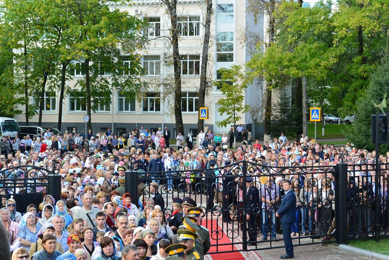 Число желающих пройти к службе намного превысило вместимость собора, Фото с места события собственное