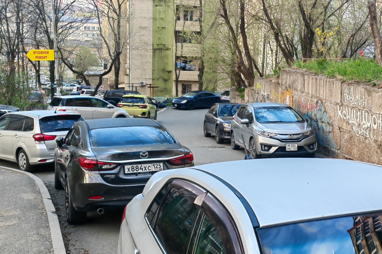 Парковки во дворах, тематическое фото Дмитрий Осипчук, ИА PrimaMedia.ru