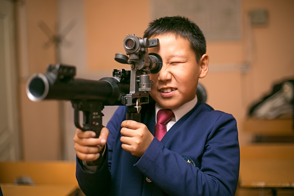 Школьники согли посмотреть устройство автомата и подержать его в руках, Фото с места события собственное