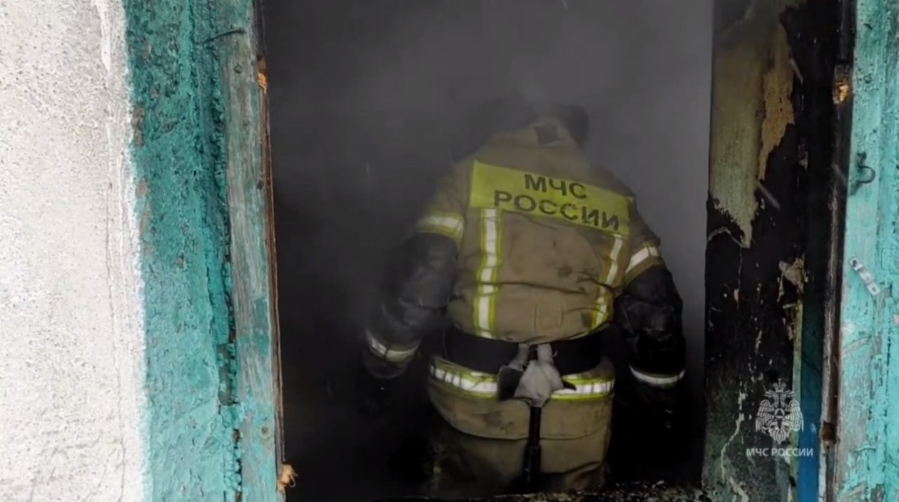 Пожар в Белогорье ликвидировали два боевых расчета скриншот видео - ГУ МЧС России по Амурской области