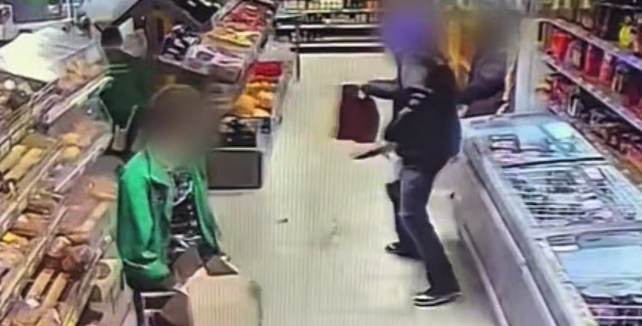 Парень и нож Кадр из видео