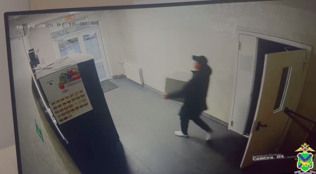 Момент кражи, камера видеонаблюдения стоп-кадр из видео пресс-службы УМВД России по Приморскому краю