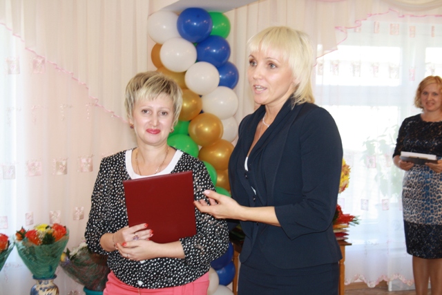 Мария Ковтун поздравляет Оксану Сиянову и ее коллектив, Фото с места события собственное