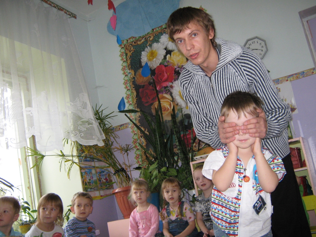Юрий Скачков играет с детьми в прятки, Фото с места события собственное