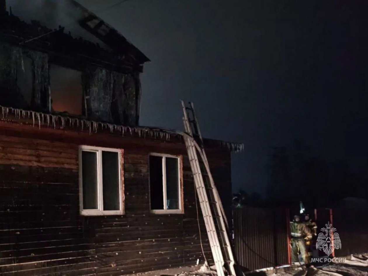 Огонь повредил 300 &quotквадратов&quot, уничтожил две машины и успел перекинуться на соседний дом ГУ МЧС России по Амурской области