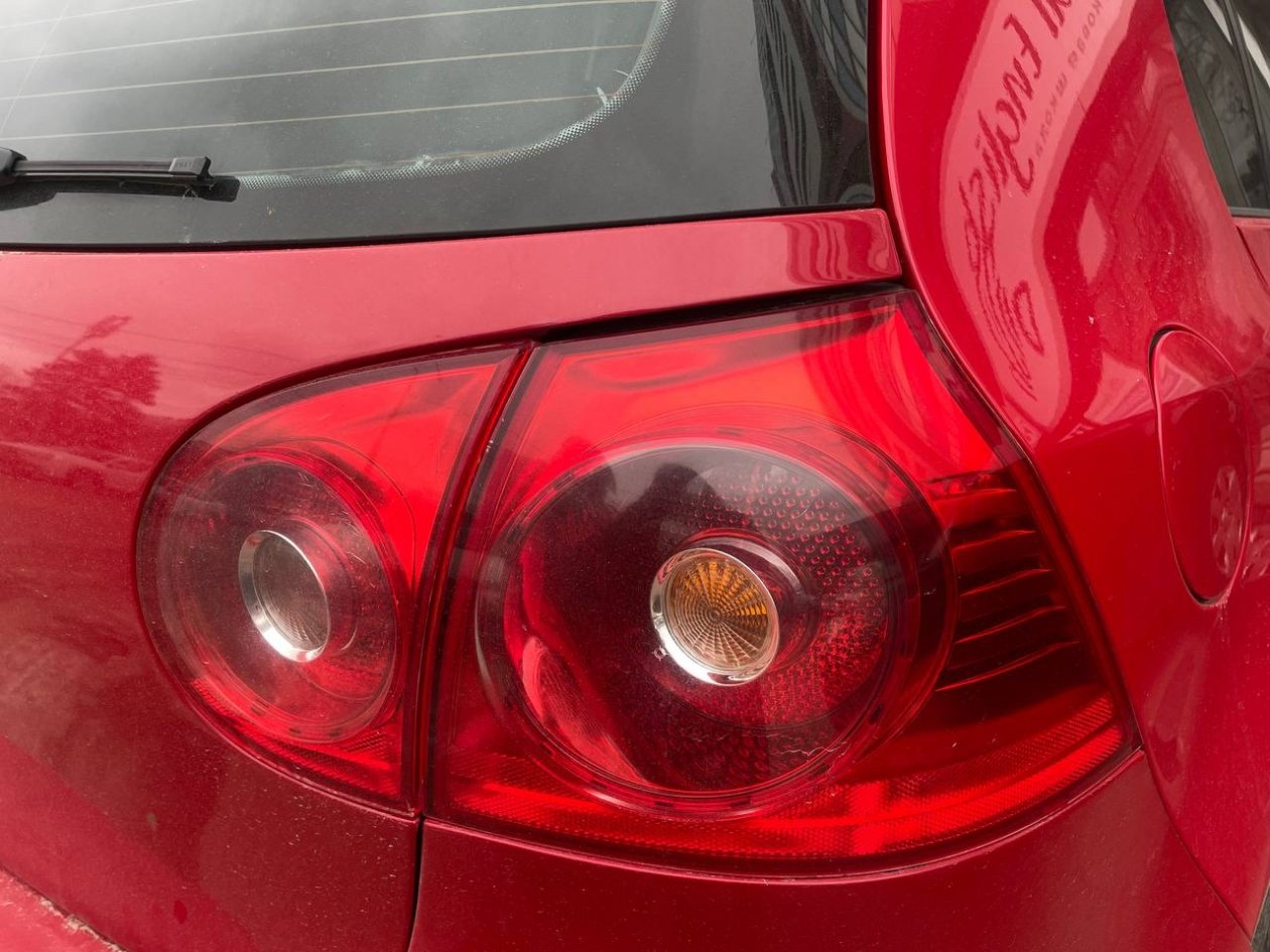 Клею пленку, и за машину спокоен: защищает кузов, фары, лобовое от сколов и камней ИА KrasnodarMedia