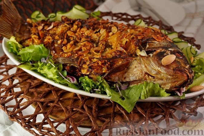 Царская рыба в духовке: карп под хрустящей шапкой из лука, сухарей и миндаля - идеальное горячее на Новый год russianfood.com