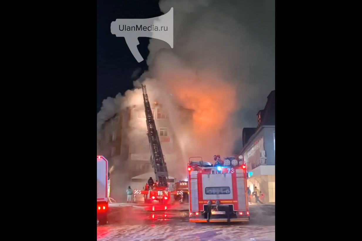 Тушение пожара в ТЦ &quotБаянгол&quot в Улан-Удэ продолжается ИА UlanMedia