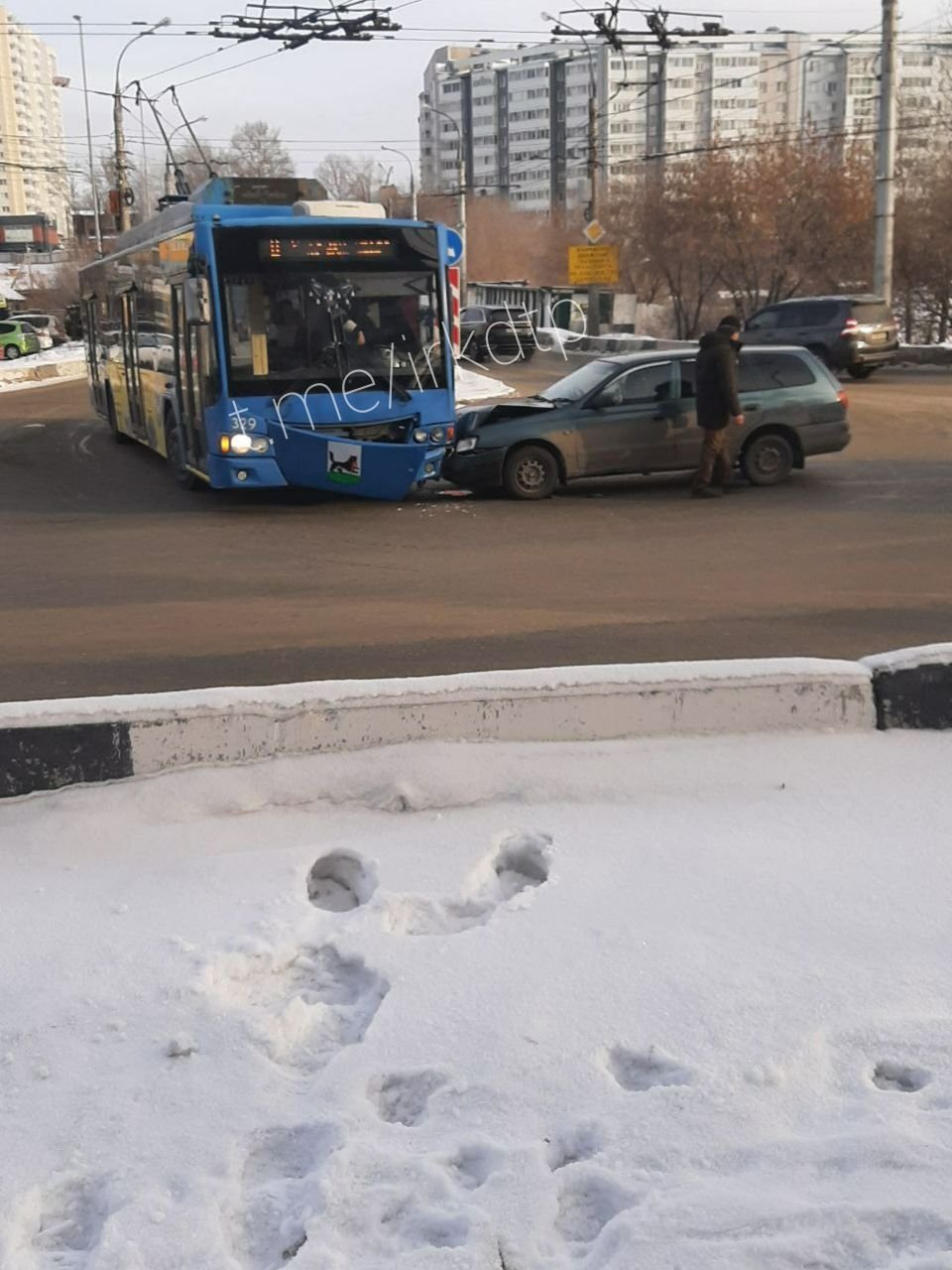 Троллейбус столкнулся с иномаркой в Иркутске Группа &quotДТП 38RUS&quot (18+)