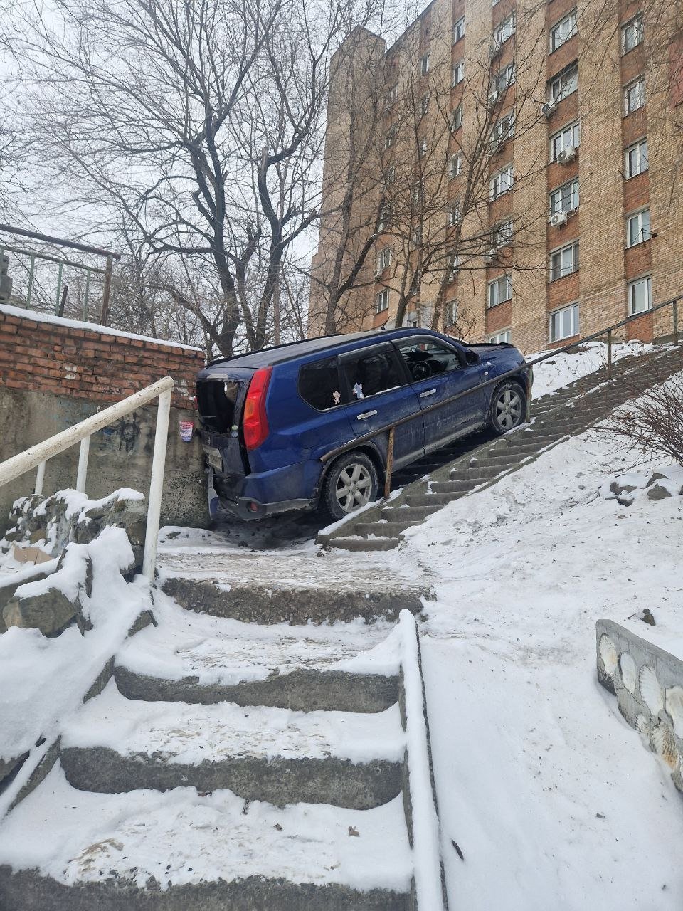 Автомобиль скатился с лестницы и врезался в стену из-за гололеда во Владивостоке tg-канал &quotСафонка&quot (18+)