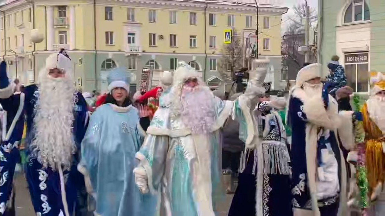 В Ангарске прошёл марш Дедов Морозов и Снегурочек Пресс-служба администрации Ангарска
