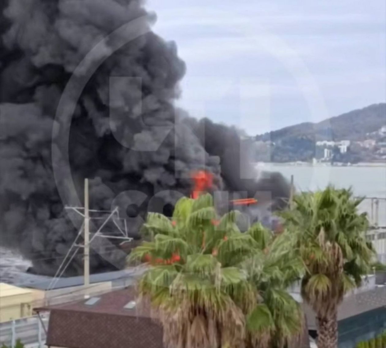 Крупный пожар уничтожил кафе и склады в Сочи t.me/chp_sochi