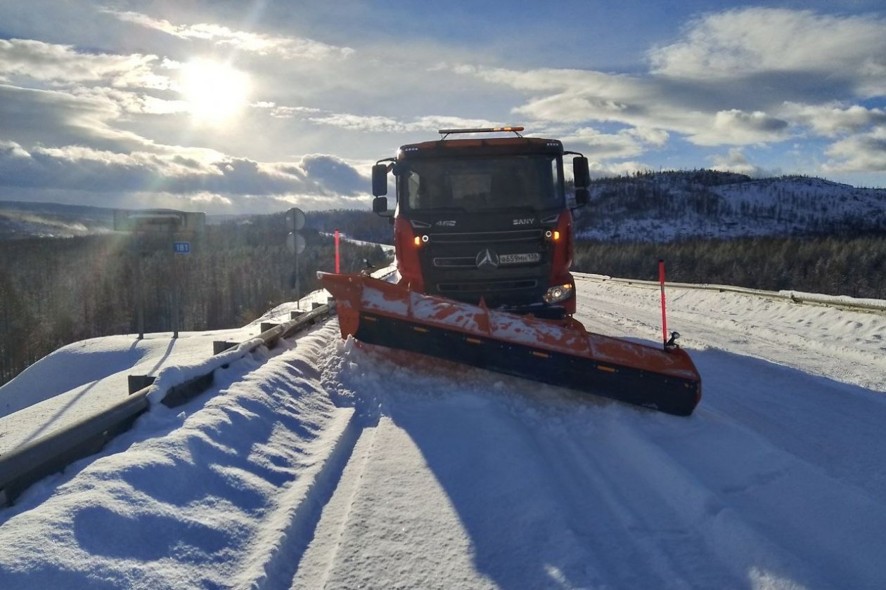 На севере Иркутской области провели плановую расчистку трасс от снега Пресс-служба облправительства