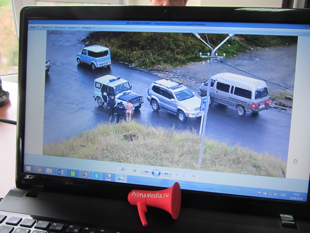 Нудиста задержали полицейские в магаданском микрорайоне Пионерный, Фото с места события из других источников