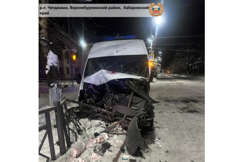 Автомобиль скорой помощи на месте ДТП в Чегдомыне Госавтоинспекция Хабаровского края