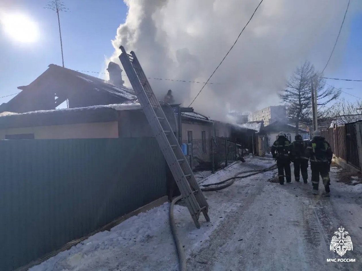 Женщина погибла при пожаре в трёхквартирном доме в Уссурийске Пресс-служба ГУ МЧС России по Приморскому краю