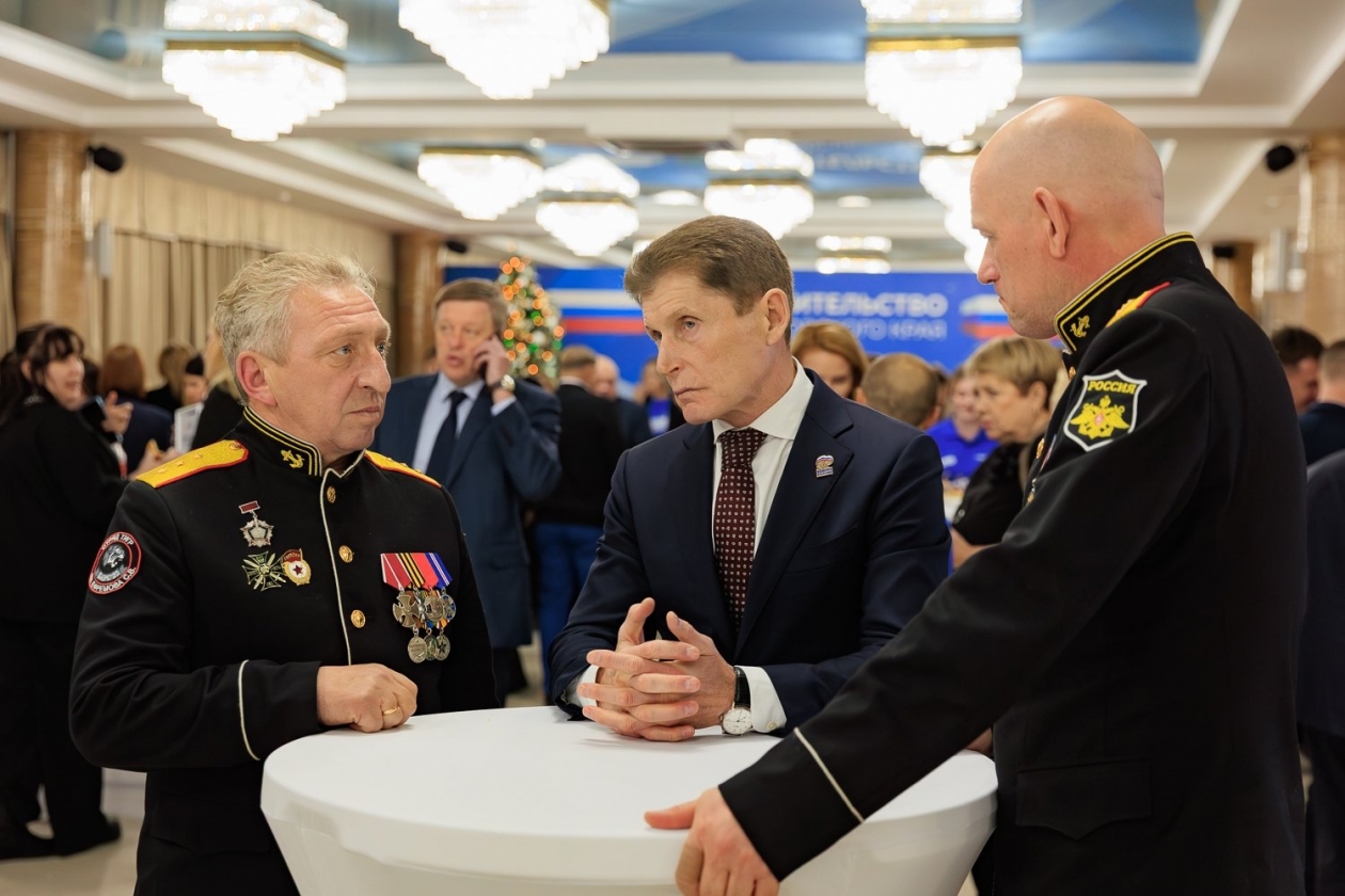 Губернатор Олег Кожемяко с новыми партийцами из &quotТигра&quot Яна Гайдук. ИА PrimaMedia