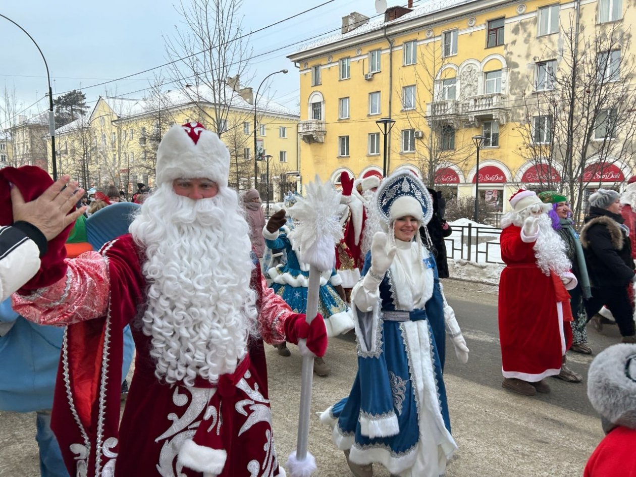 Почти 200 человек приняли участие в шествии Дедов Морозов в Ангарске Пресс-служба администрации АГО