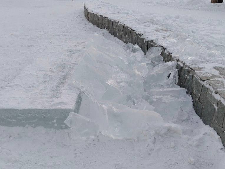 Вандалы сломали две ледяные скульптуры в парке 10-летия Ангарска Пресс-служба администрации АГО
