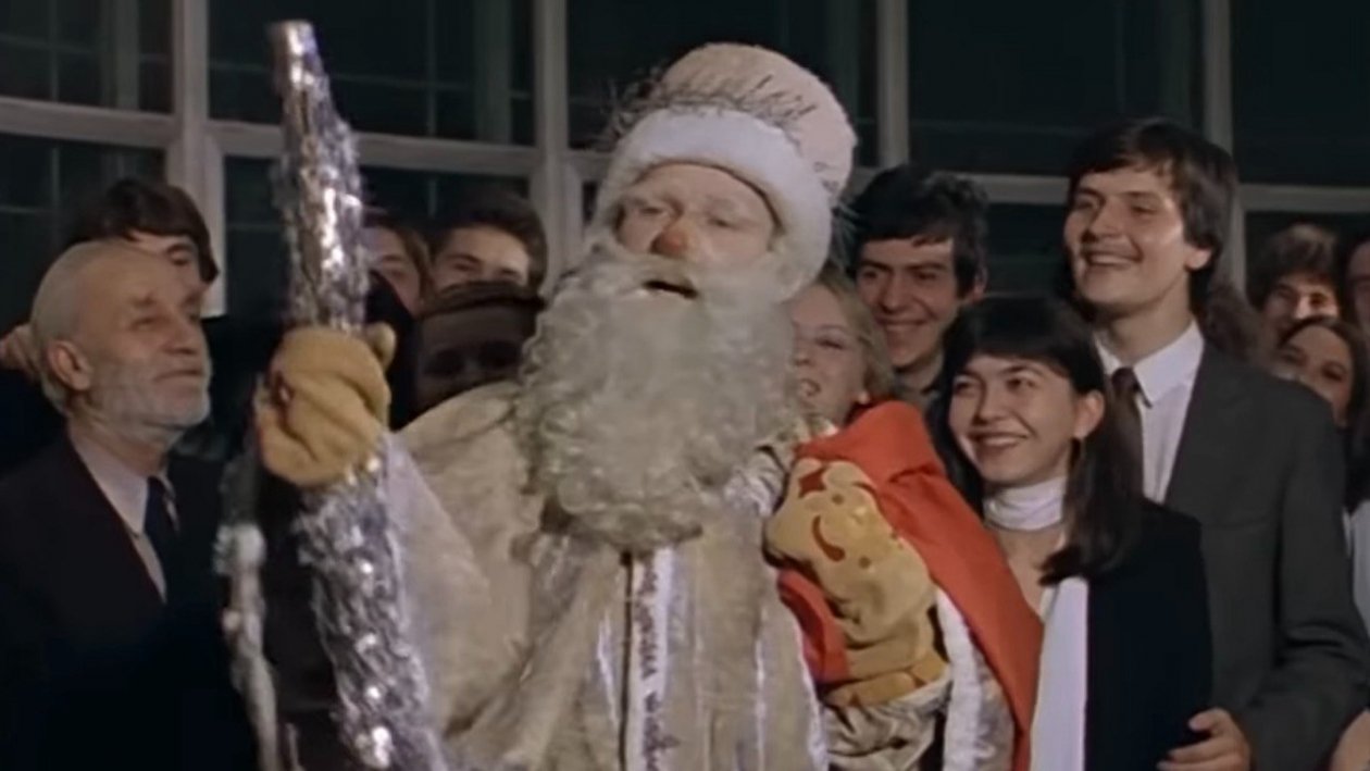 Сможете определить известные фильмы СССР по зимним улицам - снегопад кадров кадр из фильма &quotСнегурочку вызывали?&quot (18+)