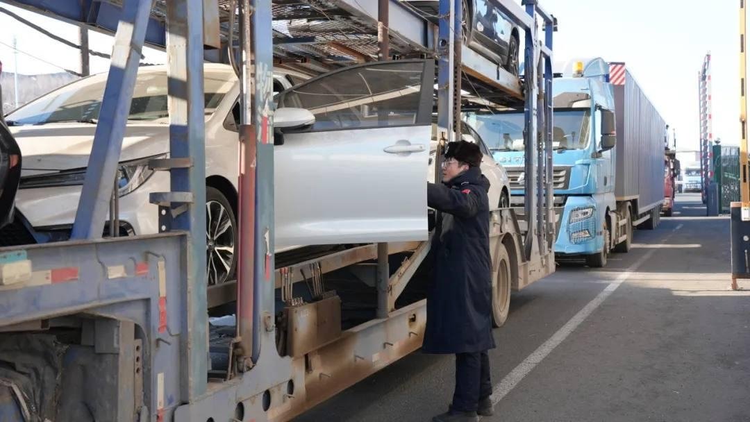 В 2025 году на переходе Суйфэньхэ-Пограничный значительно выросло количество автовозов с подержанными китайскими автомобилями портал Biang