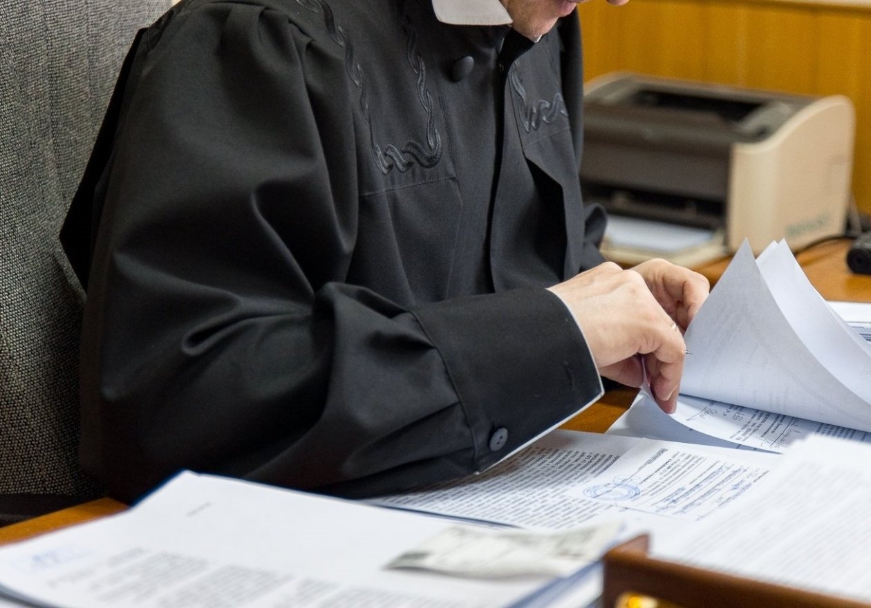 Судья знакомится с материалами судебного дела Илья Аверьянов, ИА PrimaMedia