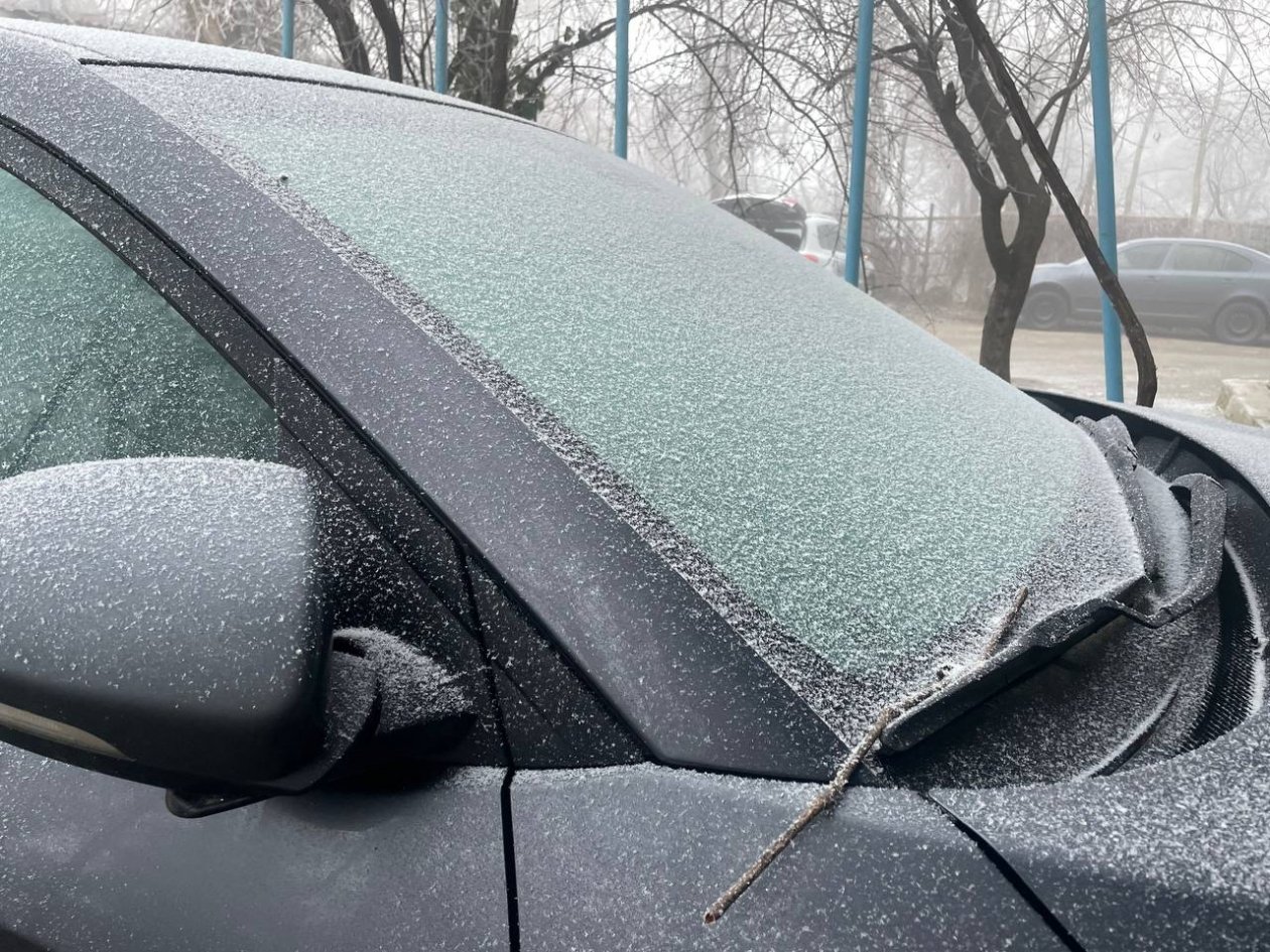 Скребок только царапает лобовое: 3 способа, как быстро убрать лёд без него ИА KrasnodarMedia