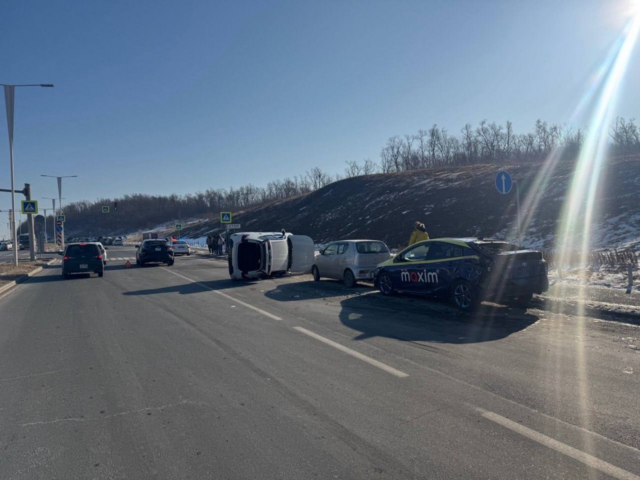 BMW опрокинулся в цепной аварии из трёх машин на Русском острове Пресс-служба УМВД России по Приморскому краю