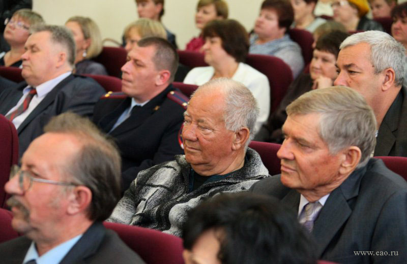 "Бразды правления" взял в руки избранный глава Биробиджанского района ЕАО Евгений Кочмар, Фото с места события из других источников