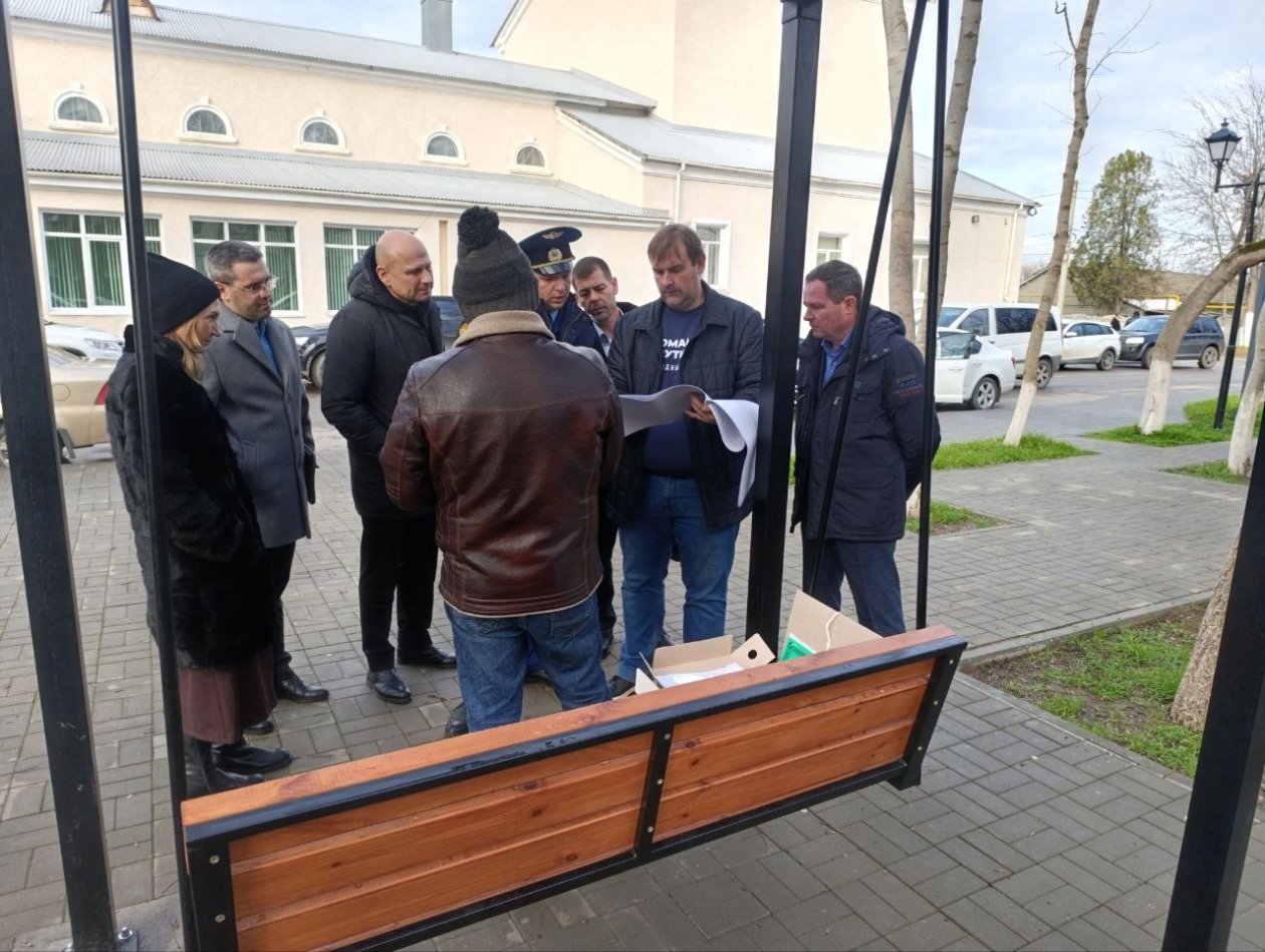 Общественники проверили новый сквер Народный Фронт Крыма