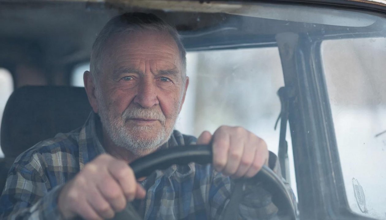 За руль больше не пустят: в ГАИ обновили правила для водителей за 60 лет ИИ Kandinsky (18+)