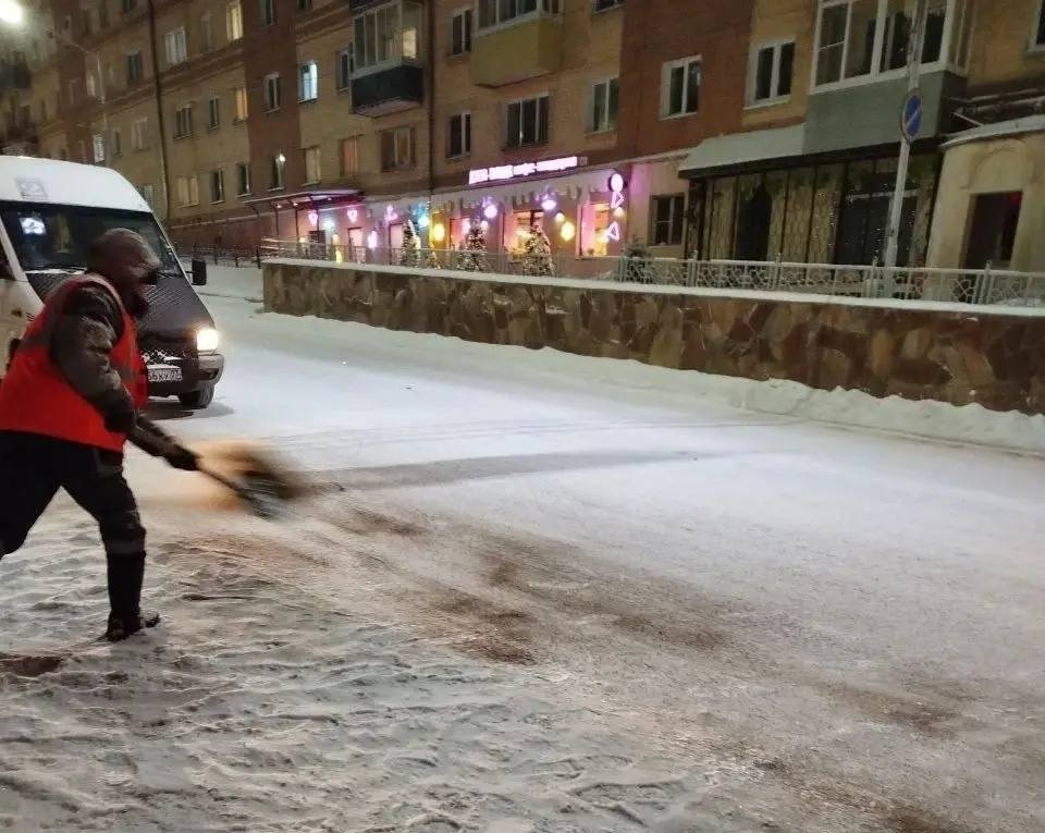 В Улан-Удэ ночью убирали снег после сильного снегопада администрация г. Улан-Удэ