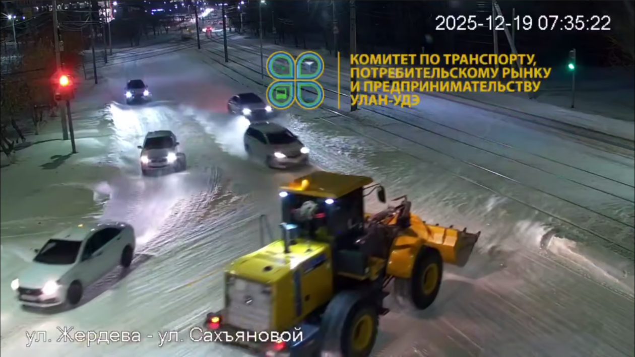 Автомобилист в Улан-Удэ врезался в трактор на красный свет Комитет по транспорту г. Улан-Удэ