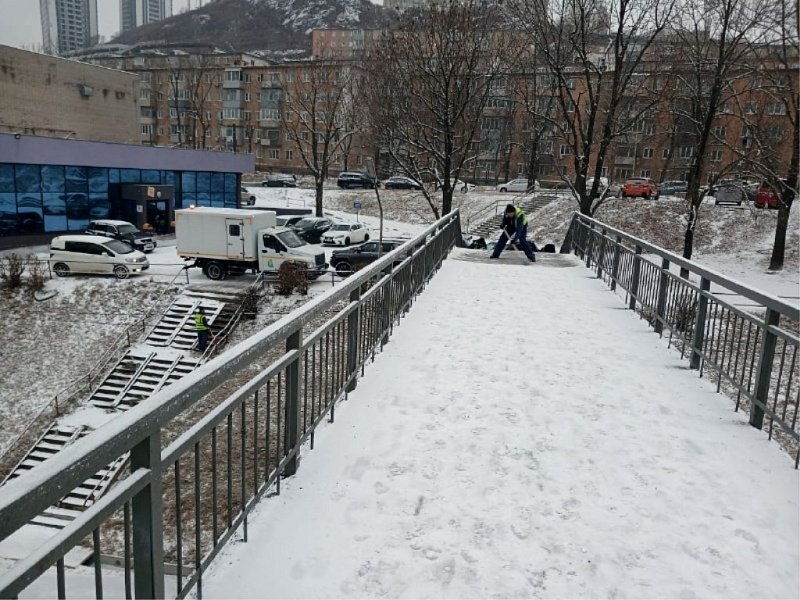 Более 300 коммунальщиков и 130 единиц техники убирают снегом во Владивостоке пресс-служба администрации Владивостока