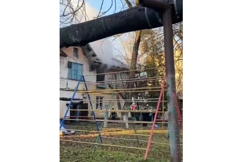 12 человек эвакуировали, один пострадал из-за пожара в доме в Минводах скриншот видео телеграм-канала (18+) &quotПульс Минеральных вод&quot