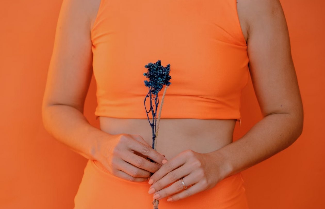 Сбросила 5 кг и убрала живот без диет и изнурительных тренировок: 1 упражнение из йоги и 5 минут в день Frank Flores/unsplash