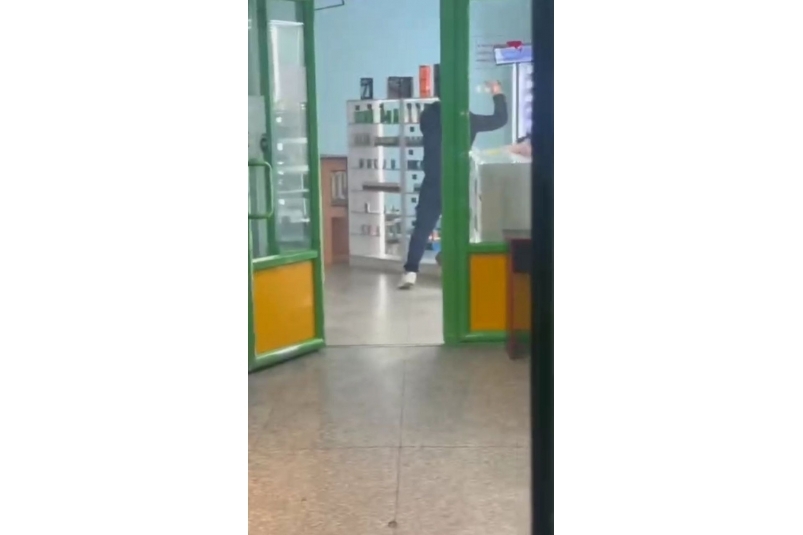 Полиция ищет мужчину, который напал на продавцов в магазине на юге Ставрополя скриншот видео телеграм-канала (18+) &quotНетипичный Ставрополь&quot